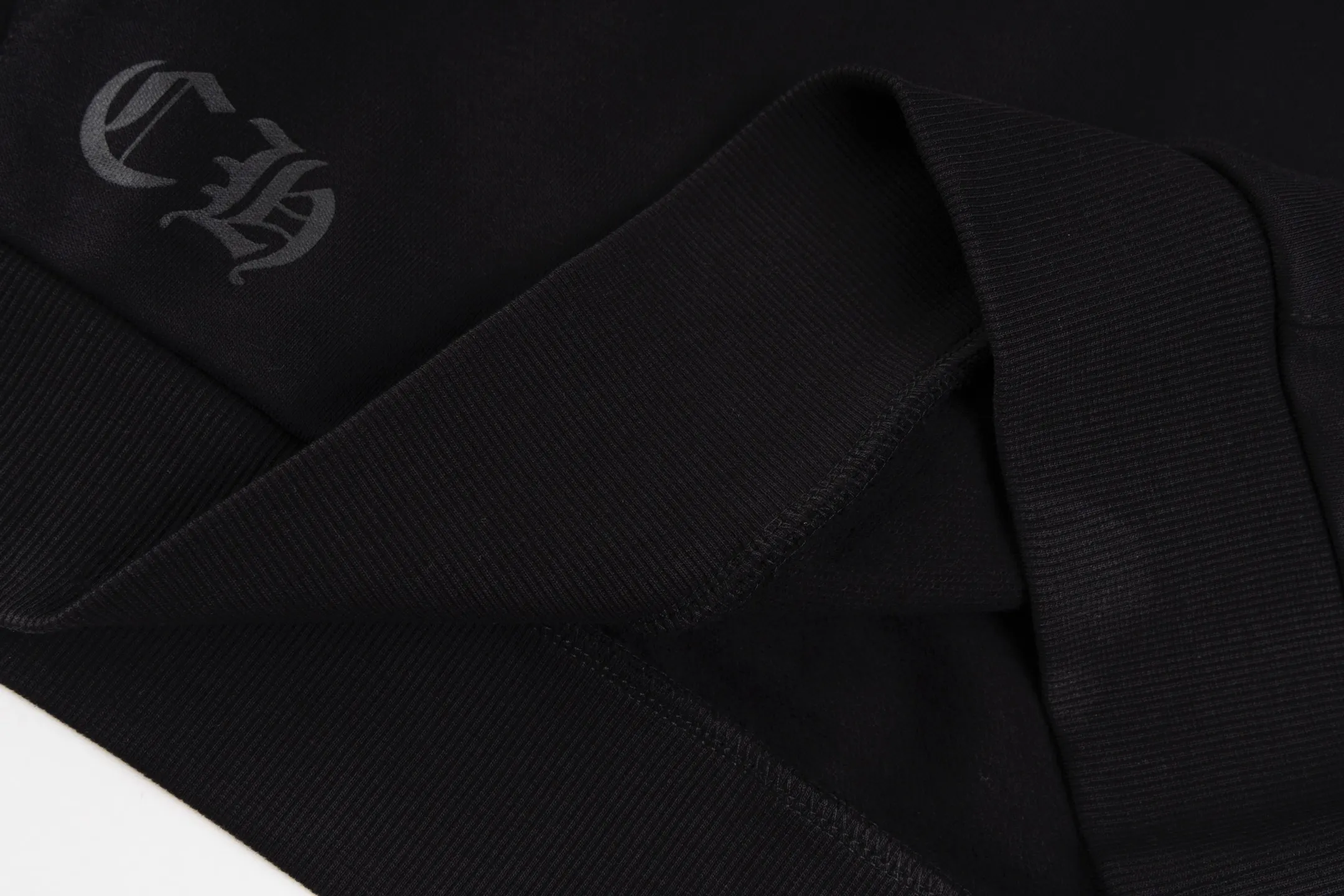 M37—P210 -Chrome Hearts/Chrome Hearts printed sweatshirt cardigan jacket -420 grams of high-density, high-quality wool, soft, delicate and skin-friendly, soft and silky to the touch, warm and skin-friendly -The hardware and zipper accessories are all customized and full of details -Colour: black -Size: S M L XL
